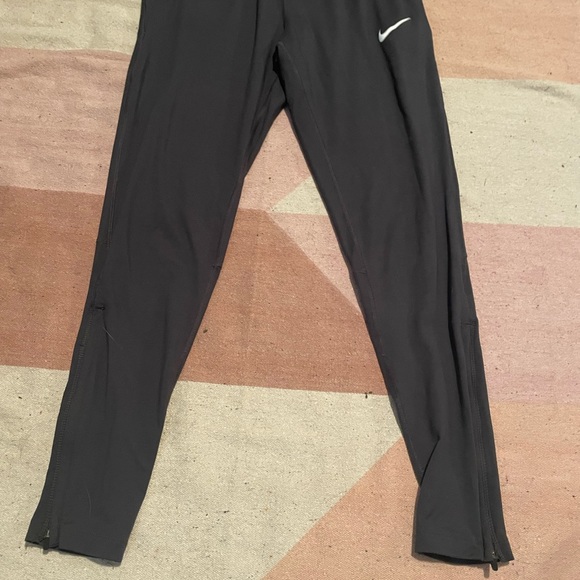 Nike jogger sweatpants super soft and stretchy material - Picture 2 of 11
